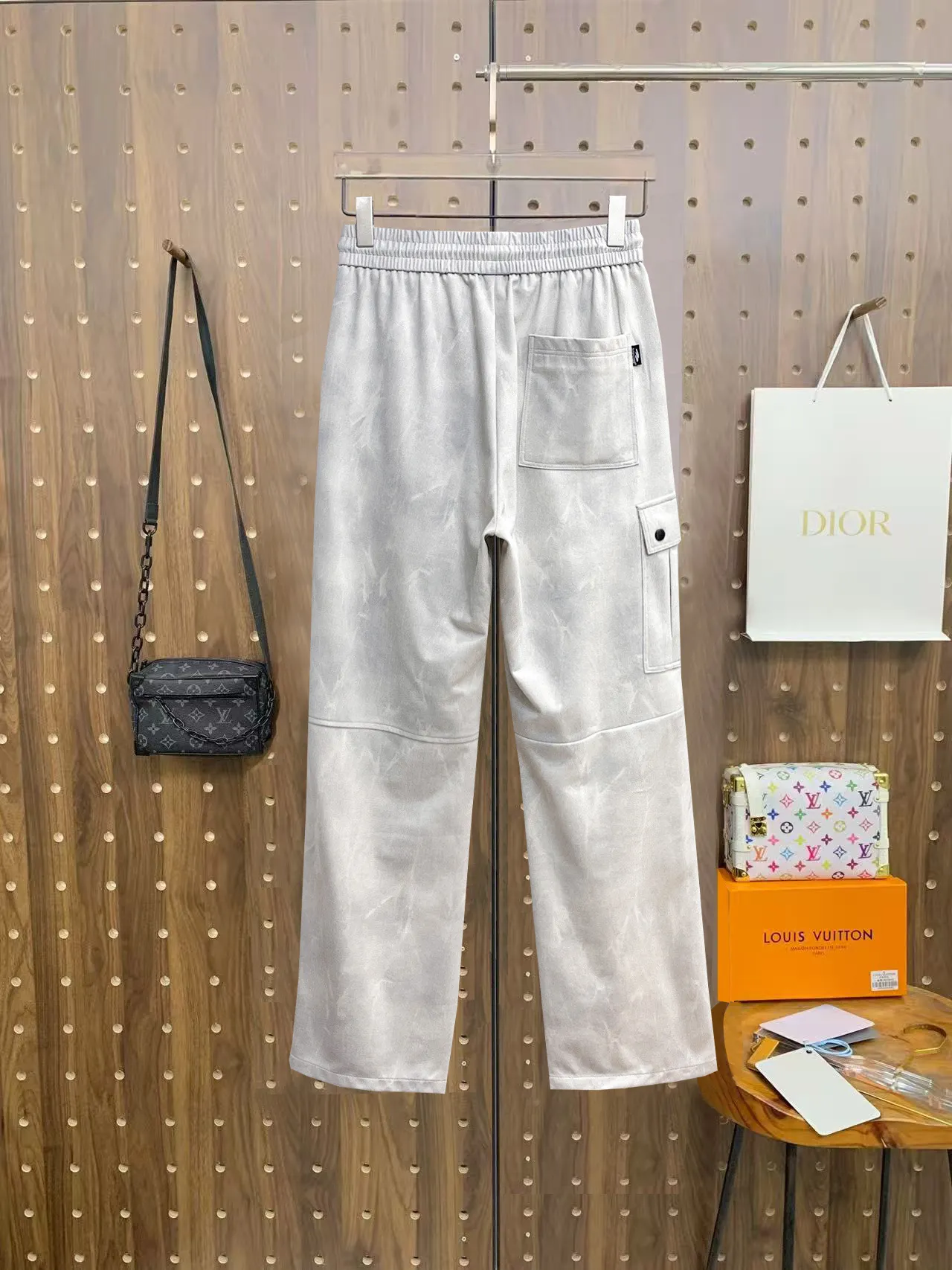 Balenciaga 🆕2026 Autumn and Winter New Arrival Casual Pants! The official website will be released simultaneously. Brand Classic LOGO casual pants, customized fabrics, excellent comfort and strong touch. Highly recognisable, perfect appearance and craftsmanship. Size:M-3XL